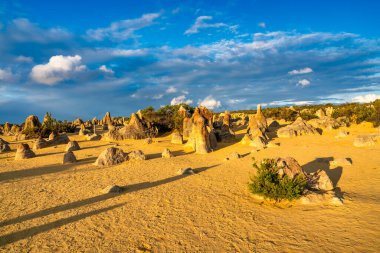 Güneş batarken Batı Avustralya 'daki Nambung Ulusal Parkı' ndaki Pinnacles Çölü 'nün ay manzarası..