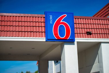 Portland, Oregon - 19 Ağustos 2017: Motel 6 yol tabelası.