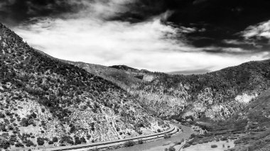 Colorado Nehri 'nin ve Utah' ın etrafındaki dağların inanılmaz hava manzarası..