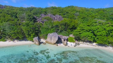 La Digue, Seyşeller 'deki Anse Source D' Argent Sahili. Güneşli bir günde tropikal kıyı şeridinin havadan görünüşü.
