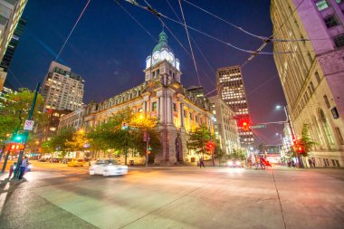 Vancouver, Kanada - 9 Ağustos 2017: Geceleri şehir sokakları ve binalar.