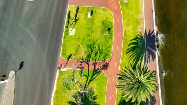 Perth Skyline, Batı Avustralya. Şehrin güzel hava manzarası nehir boyunca yükseliyor..