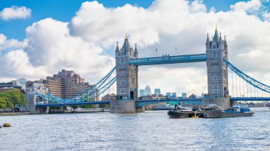 Londra - Eylül 2012: Kule Köprüsü ünlü bir turistik merkezdir.