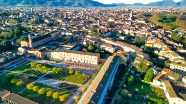 Lucca ortaçağ kasabasının havadan görünüşü, Toskana - İtalya.