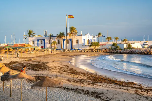 Marbella Spagna Aprile 2023 Spiaggia Cittadina Tramonto Con Turisti — Foto Stock