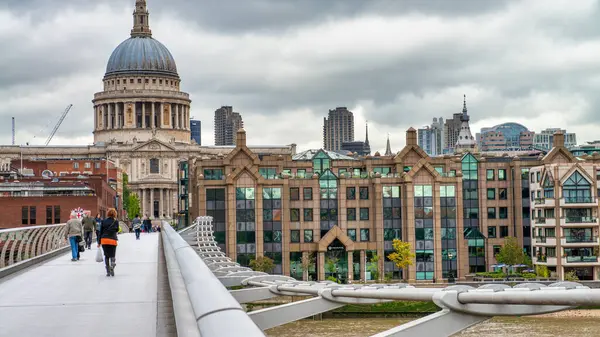 Londra - Eylül 2012: Bir yaz gününde şehir binaları.