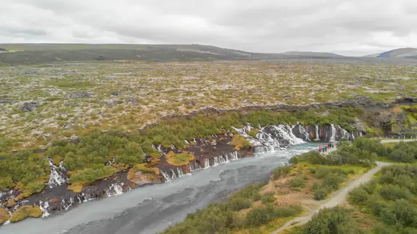 Batı İzlanda 'daki Barnafoss şelalelerinde güzel mavi nehir ve kaya oluşumlarının hava manzarası..