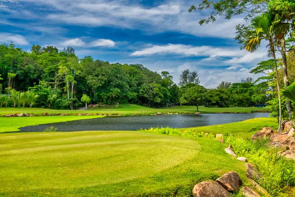 美丽的热带海滩上的高尔夫球场 图库图片
