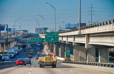 Austin, Teksas - 14 Mart 2008: Güneşli bir günde caddeler boyunca trafik.