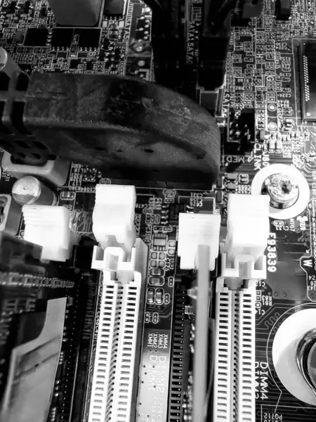 用微型芯片和其他计算机部件关闭电路板 Ram内存槽 — 图库照片