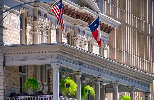 Austin Binasının Önünde Amerikan Teksas Bayrakları Dalgalanıyor — Stok fotoğraf