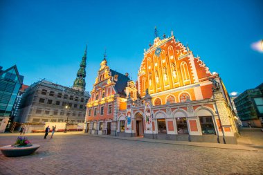 Riga, Letonya - 7 Temmuz 2017: Riga eski caddeler ve gece binaları.