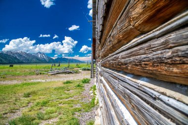 Grand Teton Ulusal Parkı 'nda güzel bir ahşap ev..