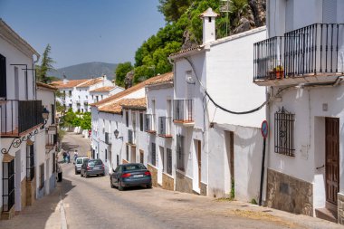 Zahara de la Sierra, İspanya - 9 Nisan 2023: Pueblo Blanco 'nun güzel ortaçağ şehir sokakları ve beyaz evleri.