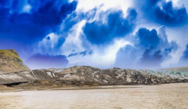 Skaftafellsjokull fırtına sırasında buzul, İzlanda manzarasının panoramik görüntüsü.