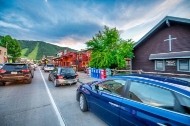 Jackson Hole, WY - 10 Temmuz 2019: Günbatımında büyük şehir caddesi boyunca trafik.