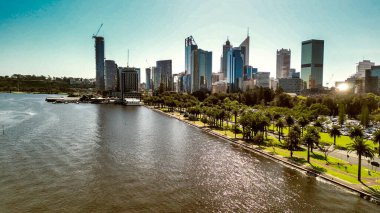 Perth Skyline, Batı Avustralya. Şehrin güzel hava manzarası nehir boyunca yükseliyor..