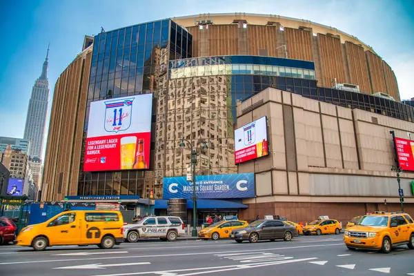 New York City, New York - 1 Aralık 2018: Penn İstasyonu 'nun dışı güzel bir kış günü.