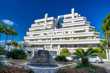 Marbella, İspanya - 7 Nisan 2023: Güneşli bir günde modern Marbella Oteli.