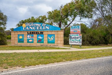 Lancelin, Batı Avustralya - 5 Eylül 2023: Lancelin yol tabelasına hoş geldiniz.