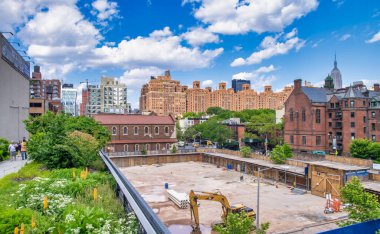 New York - Haziran 2013: High Line turistler için ünlü bir şehir merkezi..