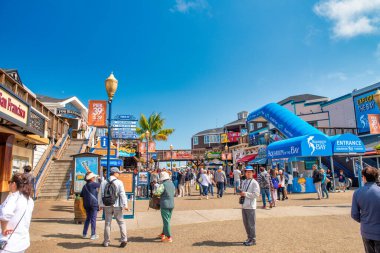 San Francisco, CA - 7 Ağustos 2017: Güneşli bir sabahta şehrin sokakları ve binaları.