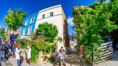 Londra - Eylül 2012: Notting Hill, Londra 'nın ünlü bir ilçesidir..