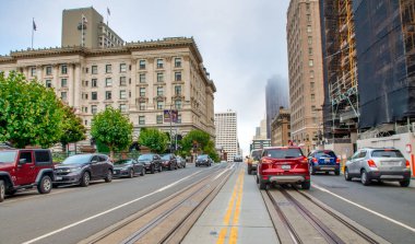 San Francisco, CA - 5 Ağustos 2017: Sisli bir günde şehrin sokakları ve binaları.
