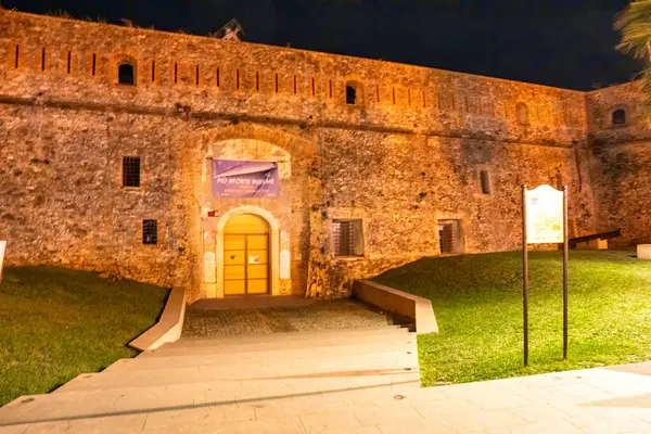 Außenansicht Des Gefängnisses Sanremo Bei Nacht Stockbild