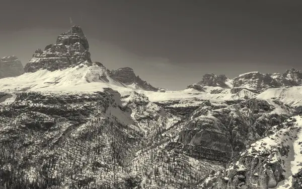 Vârf Montan Acoperit Zăpadă Timpul Iernii Imagini stoc fără drepturi de autor
