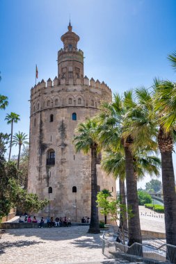 Sevilla, İspanya - Nisan 2023: Torre del Oro boyunca turistler, Altın Kule.