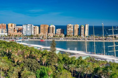 Malaga, İspanya - 14 Nisan 2023: Güneşli bir günde Malaga 'nın okyanus kıyısındaki hava manzarası.