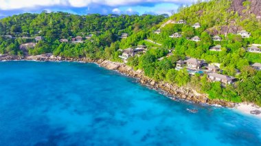 Mahe Sahili, Seyşeller. Güneşli bir günde tropikal kıyı şeridinin havadan görünüşü.