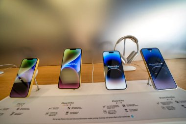 Perth, Avustralya - 12 Eylül 2023: Apple Store Interior.