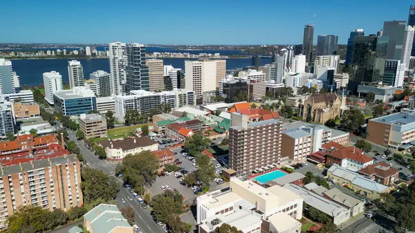 İnsansız hava aracının bakış açısından Perth 'in silüeti. Güzel bir günde şehir merkezi manzarası.
