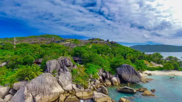 Felicite Adası, La Digue, Seyşeller 'e yakın. Güneşli bir günde tropikal kıyı şeridinin havadan görünüşü.