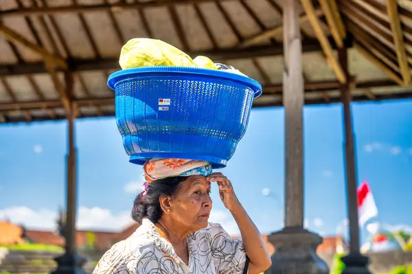 Bali Indonesien August 2023 Eine Frau Trägt Einen Korb Mit Stockbild