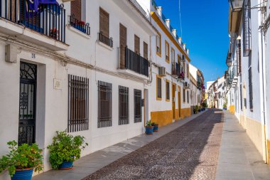 Cordoba, İspanya - 11 Nisan 2023: Beyaz evleri olan Cordoba sokakları.
