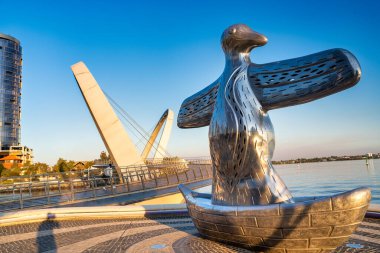 Perth, Avustralya - 31 Ağustos 2023: Elizabeth Quay 'de Laurel Nannup' un İlk Temas heykeli.