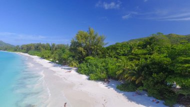 Praslin Sahili, Seyşeller. Güneşli bir günde tropikal kıyı şeridinin havadan görünüşü.