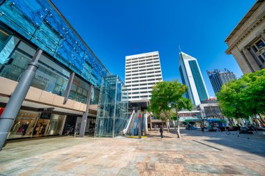 Perth, Avustralya - 12 Eylül 2023: Perth şehir merkezi binaları güneşli bir günde.