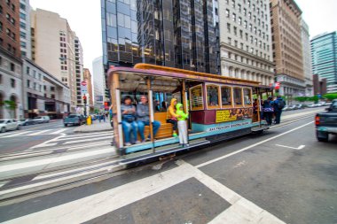 San Francisco, CA - 6 Ağustos 2017: Sisli bir günde şehrin sokakları ve binaları.