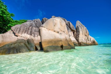 Seyşeller Takımadası 'ndaki La Digue Adası' nın muhteşem manzarası.