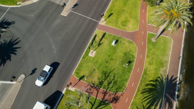 Perth Skyline, Batı Avustralya. Şehrin güzel hava manzarası nehir boyunca yükseliyor..