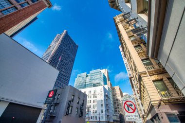 San Francisco, CA - 6 Ağustos 2017: Güneşli bir günde şehrin sokakları ve binaları.