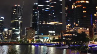 Perth, Avustralya. Gece Elizabeth Quay 'den Perth şehir merkezindeki gökdelenler.