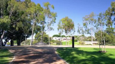 Perth, Avustralya. Gece Elizabeth Quay 'den Perth şehir merkezindeki gökdelenler.