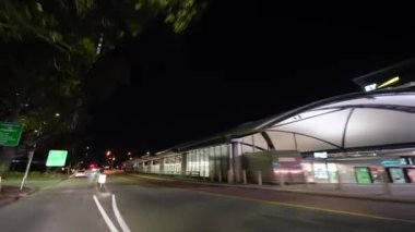 Perth, Avustralya. Şehir merkezi sokakları ve binalar geceleri.