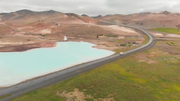 Widok Powietrza Błękitne Jezioro Wykonane Wody Pochodzącej Elektrowni Geotermalnej Góry — Wideo stockowe