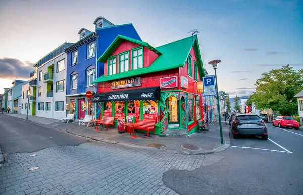 Reykjavik Island August 2019 Bygate Fargerike Boliger Ved Solnedgang royaltyfrie gratis stockfoto